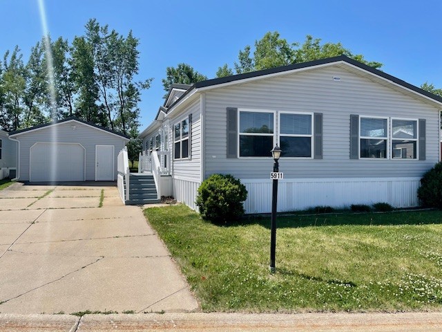 5911 Decatur St SW Cedar Rapids, IA 52404